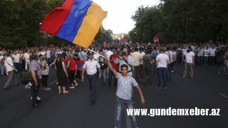 Ermənistan müxalifəti iki şəhərdə meriya binasını ələ keçirdi