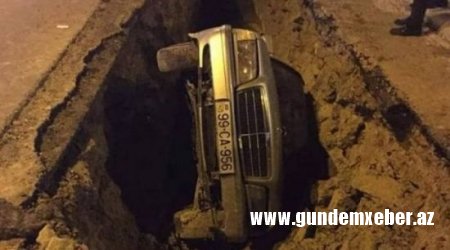 Bölmələr Babək prospektində maşın çuxura düşüb