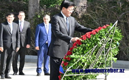 Laos Prezidenti Fəxri xiyabanı ziyarət etdi